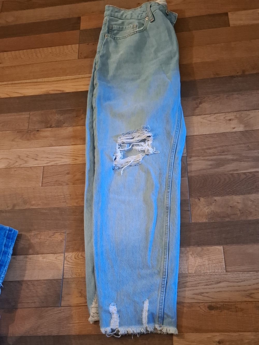 Muselooks Light Blue Women's Ripped Capri Jeans